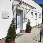 Varosi Menedek *