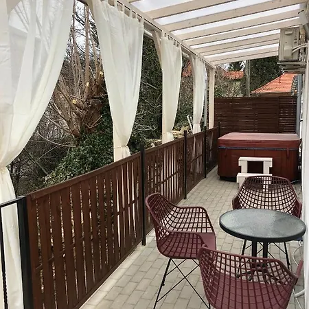 Varosi Menedek דירה