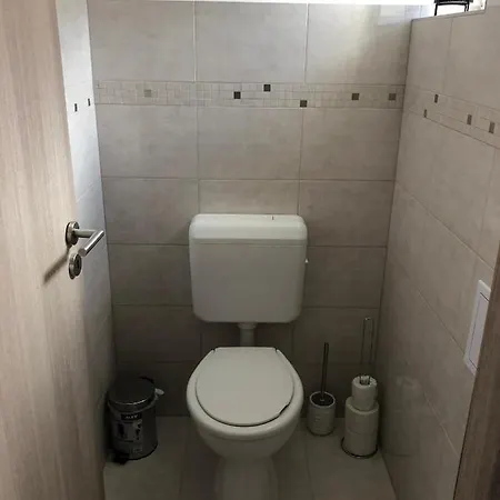Varosi Menedek *