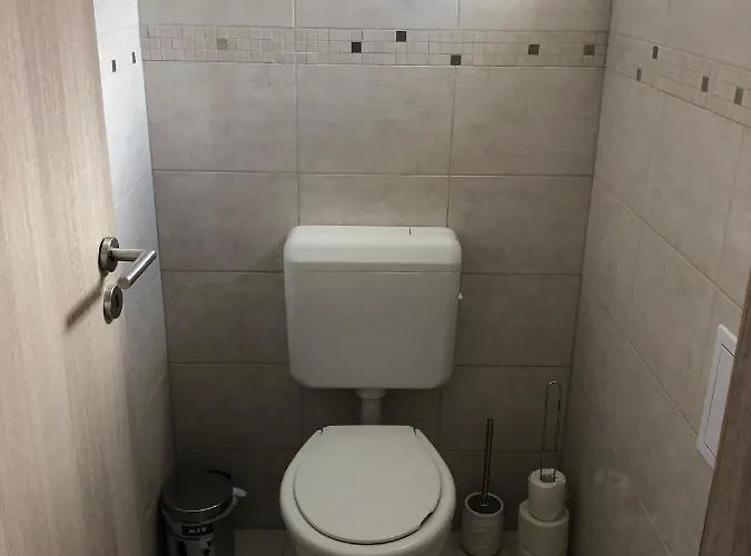Varosi Menedek *